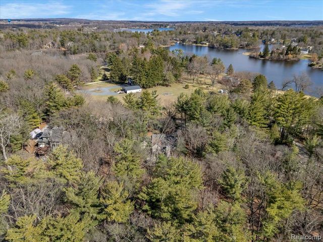 573 Nakomis Trail, Orion Twp, MI 48362