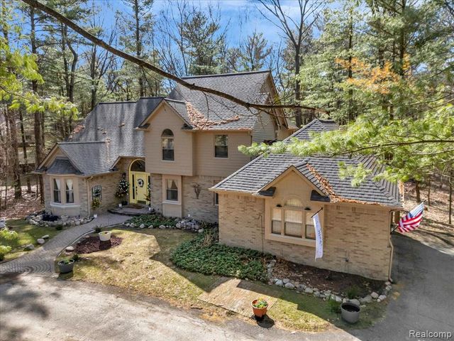 573 Nakomis Trail, Orion Twp, MI 48362