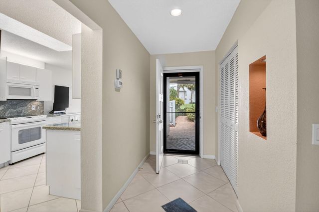 30 Eastgate Drive C, Boynton Beach, FL 33436