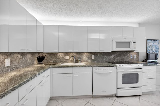 30 Eastgate Drive C, Boynton Beach, FL 33436