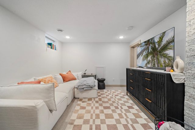 617 10th Avenue W, Alexandria, MN 56308