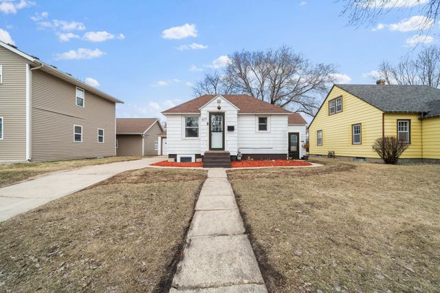 617 10th Avenue W, Alexandria, MN 56308