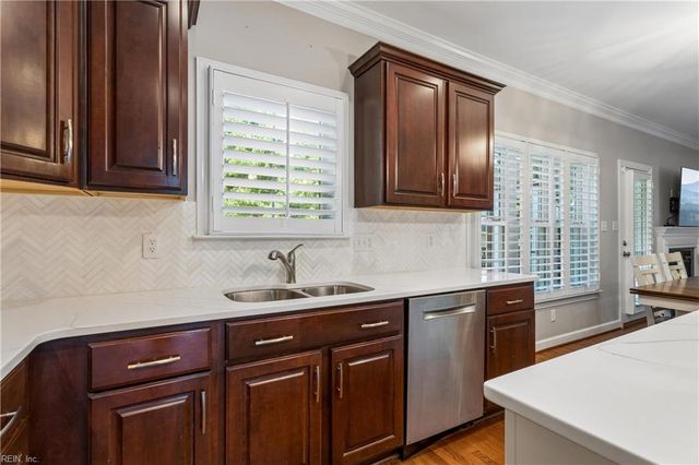 402 Pasture LN, Yorktown, VA 23693
