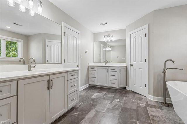 402 Pasture LN, Yorktown, VA 23693