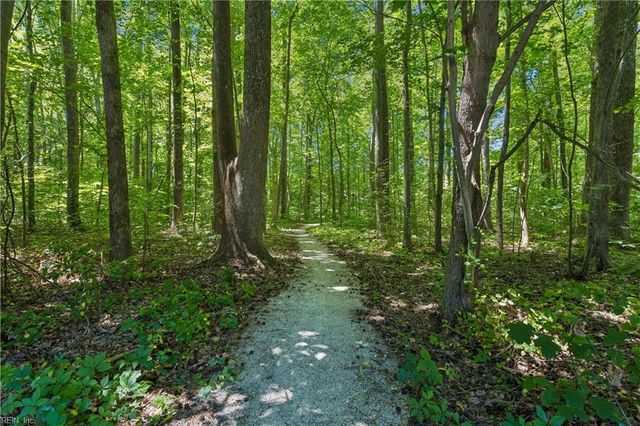 402 Pasture LN, Yorktown, VA 23693