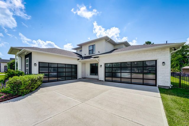 1002 Royal Lakes Manor Boulevard, Richmond, TX 77469