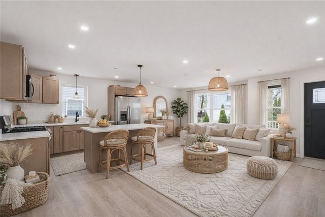 39 Douglas Avenue, Providence, RI 02908