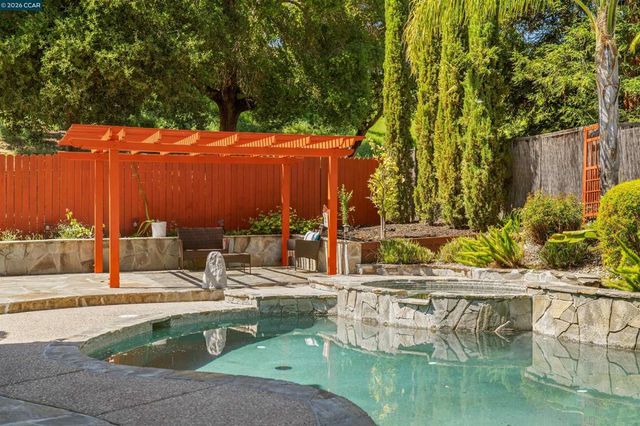 812 Beaver Creek Ct, San Ramon, CA 94582