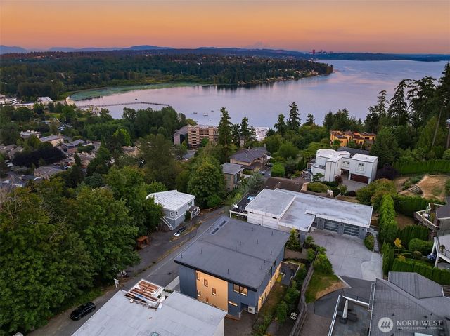 11909 90th Avenue NE, Kirkland, WA 98034