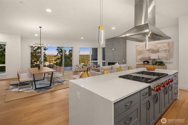 11909 90th Avenue NE, Kirkland, WA 98034