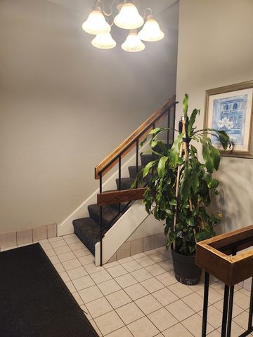 2149 Country Club Drive 16, Woodridge, IL 60517