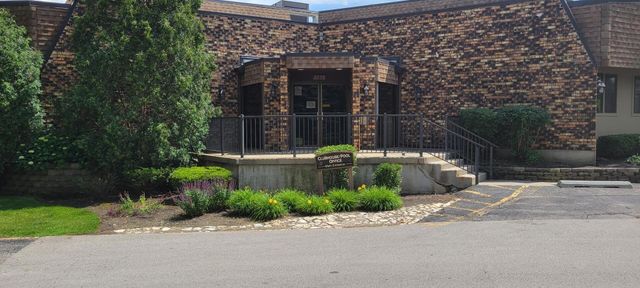 2149 Country Club Drive 16, Woodridge, IL 60517
