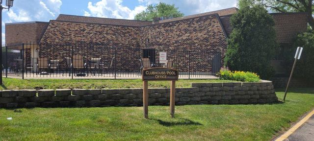 2149 Country Club Drive 16, Woodridge, IL 60517
