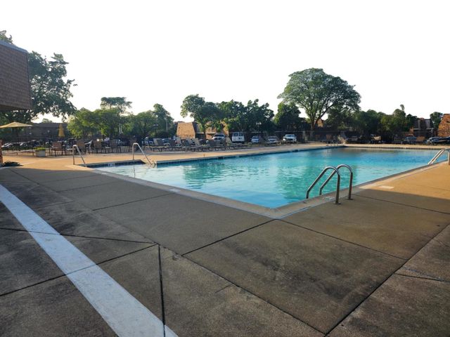2149 Country Club Drive 16, Woodridge, IL 60517