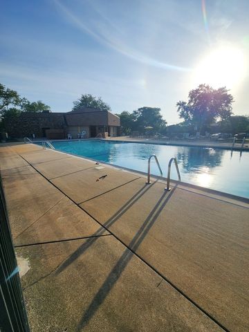 2149 Country Club Drive 16, Woodridge, IL 60517