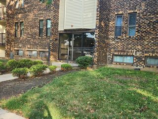 2149 Country Club Drive 16, Woodridge, IL 60517