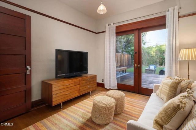 116 N Meridith Avenue, Pasadena, CA 91106