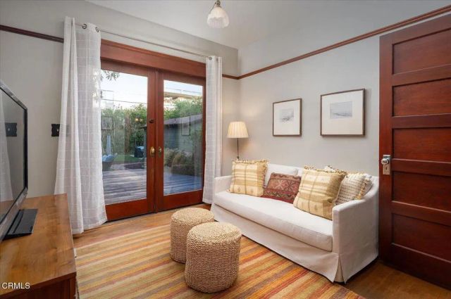 116 N Meridith Avenue, Pasadena, CA 91106