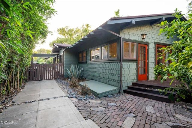 116 N Meridith Avenue, Pasadena, CA 91106