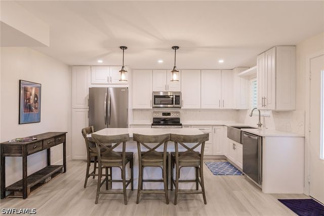 527 Broad AVE S 527, Naples, FL 34102