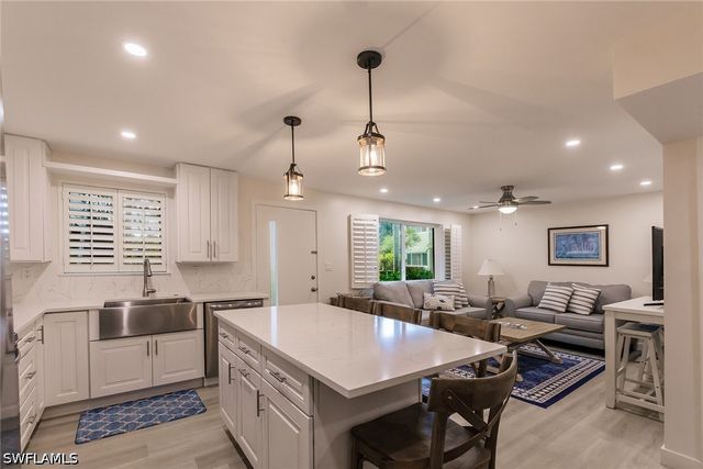 527 Broad AVE S 527, Naples, FL 34102