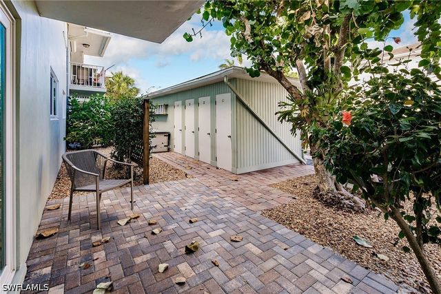 527 Broad AVE S 527, Naples, FL 34102