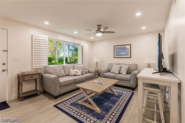 527 Broad AVE S 527, Naples, FL 34102