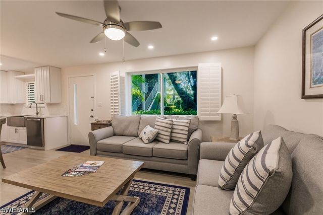 527 Broad AVE S 527, Naples, FL 34102