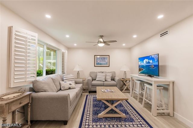 527 Broad AVE S 527, Naples, FL 34102