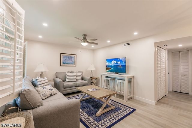 527 Broad AVE S 527, Naples, FL 34102