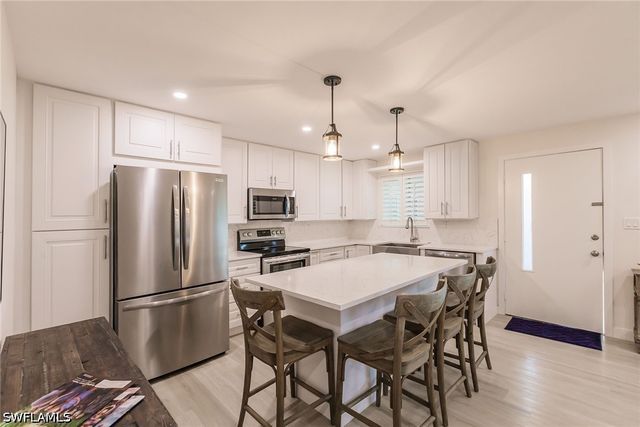527 Broad AVE S 527, Naples, FL 34102