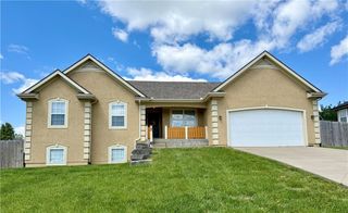 1322 S Greenwood Drive, Tonganoxie, KS 66086