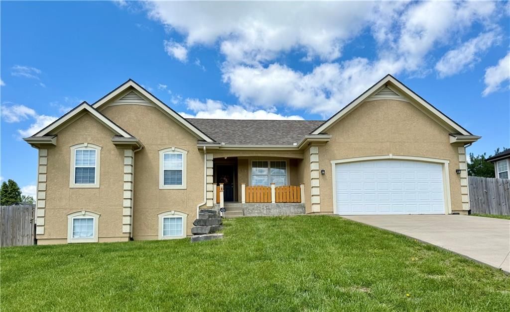 1322 S Greenwood Drive, Tonganoxie, KS 66086