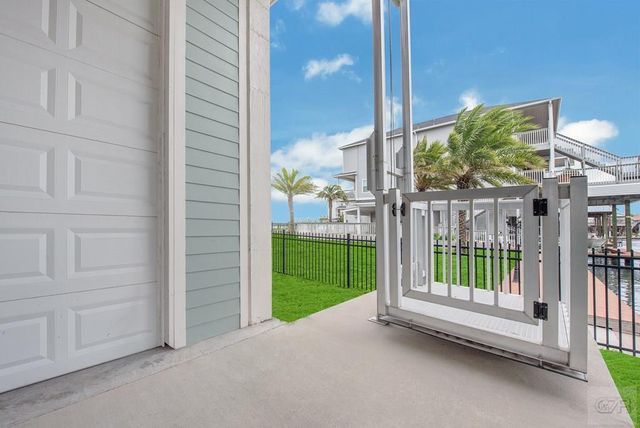 425 Jeanie Lynn St., Tiki Island, TX 77554