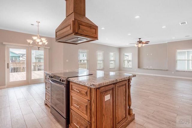 425 Jeanie Lynn St., Tiki Island, TX 77554