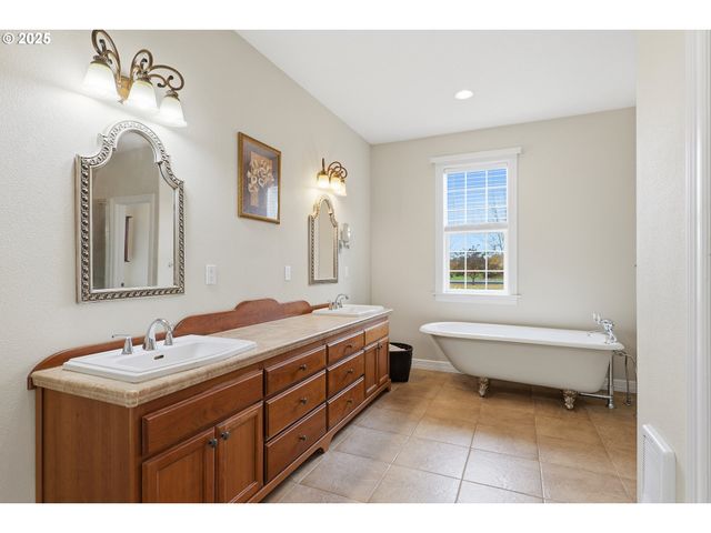 1650 Ne CHEHALEM Dr, Newberg, OR 97132