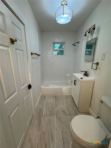 621 E Gonzales Street, Seguin, TX 78155