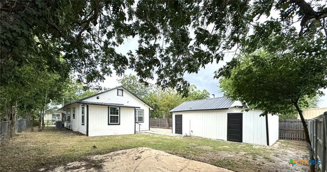 621 E Gonzales Street, Seguin, TX 78155