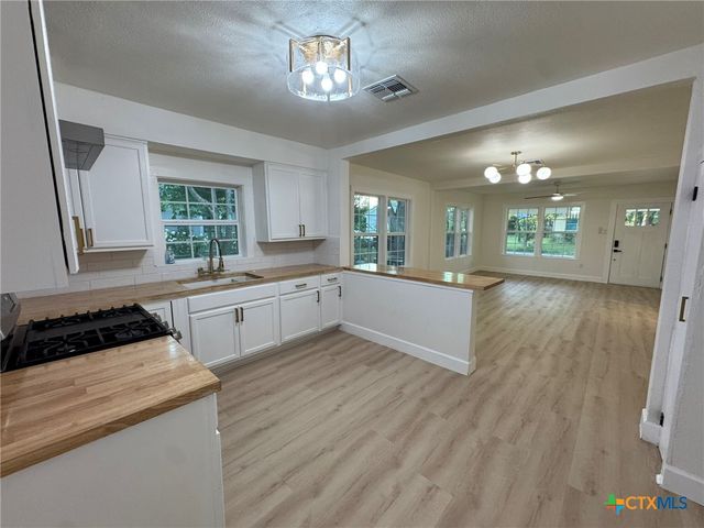 621 E Gonzales Street, Seguin, TX 78155
