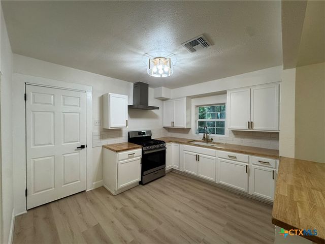 621 E Gonzales Street, Seguin, TX 78155