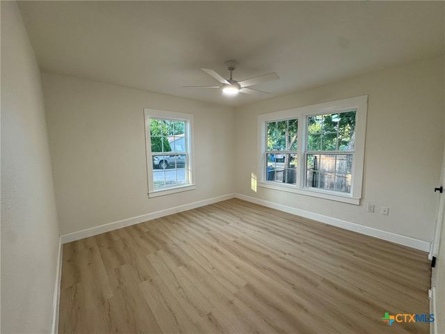 621 E Gonzales Street, Seguin, TX 78155