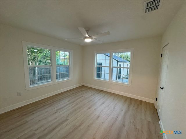 621 E Gonzales Street, Seguin, TX 78155