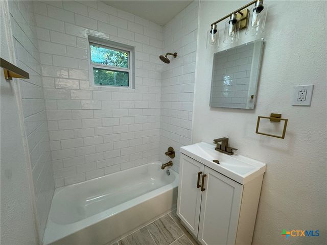 621 E Gonzales Street, Seguin, TX 78155