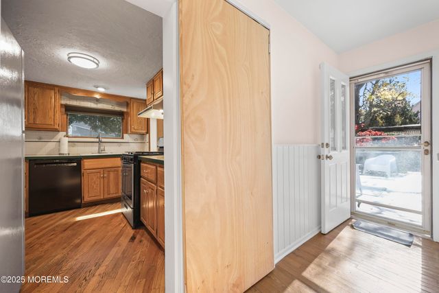 28 Florence Avenue, Leonardo, NJ 07737