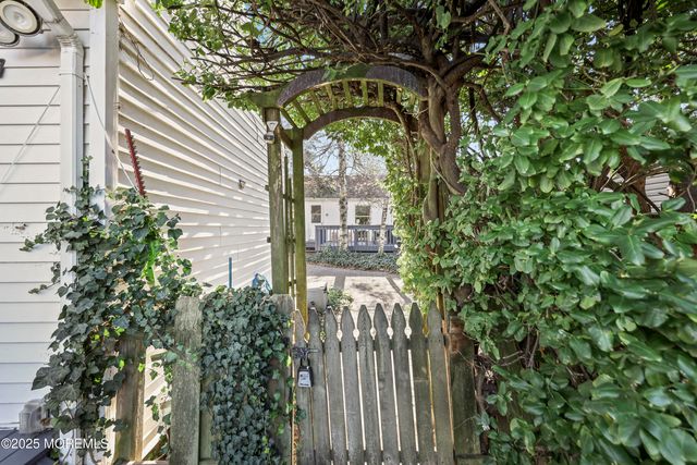 28 Florence Avenue, Leonardo, NJ 07737