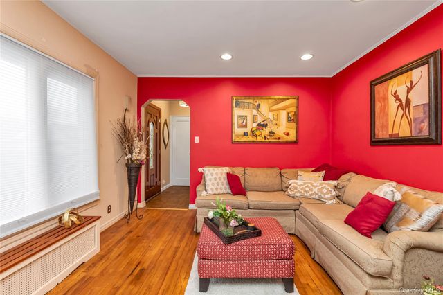 44 Marlowe Road, Valley Stream, NY 11580