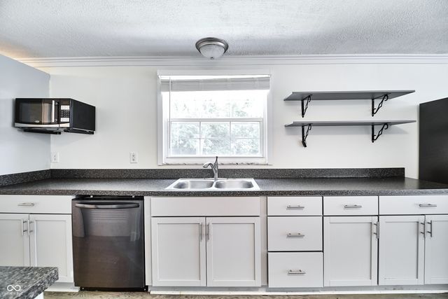 635 Lake View Drive, Zionsville, IN 46077