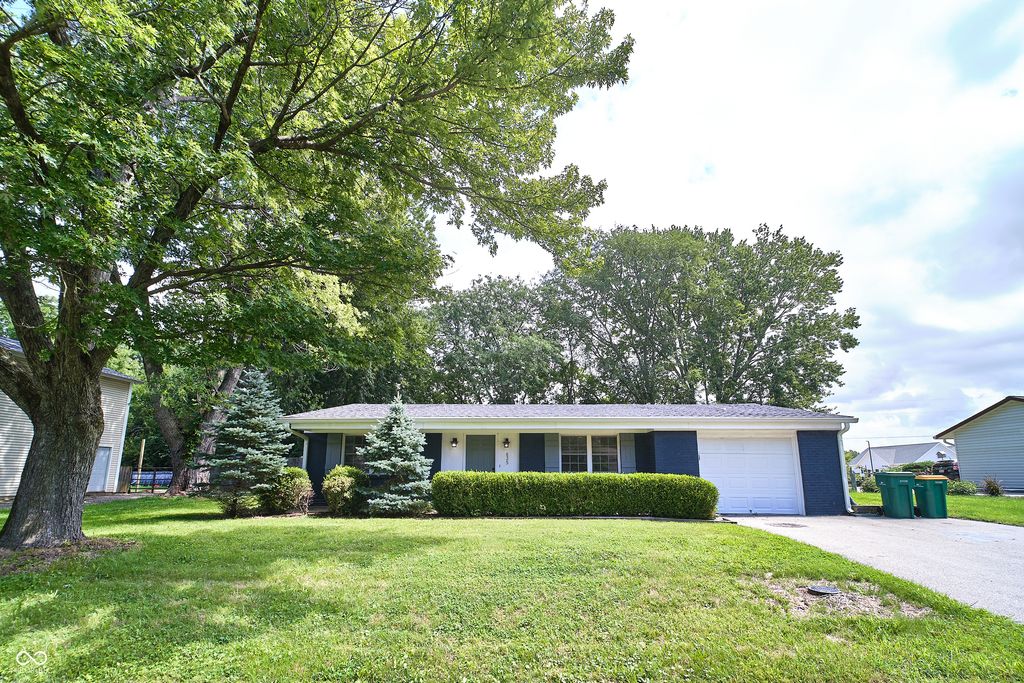 635 Lake View Drive, Zionsville, IN 46077