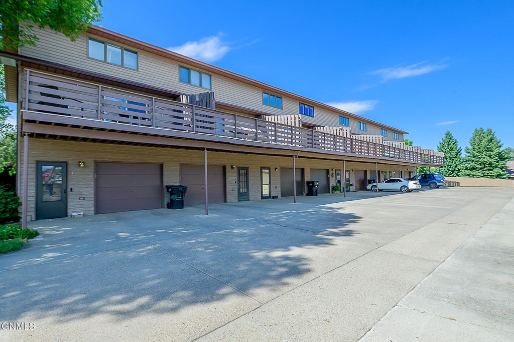 922 E Owens Avenue, Bismarck, ND 58501 photo 2