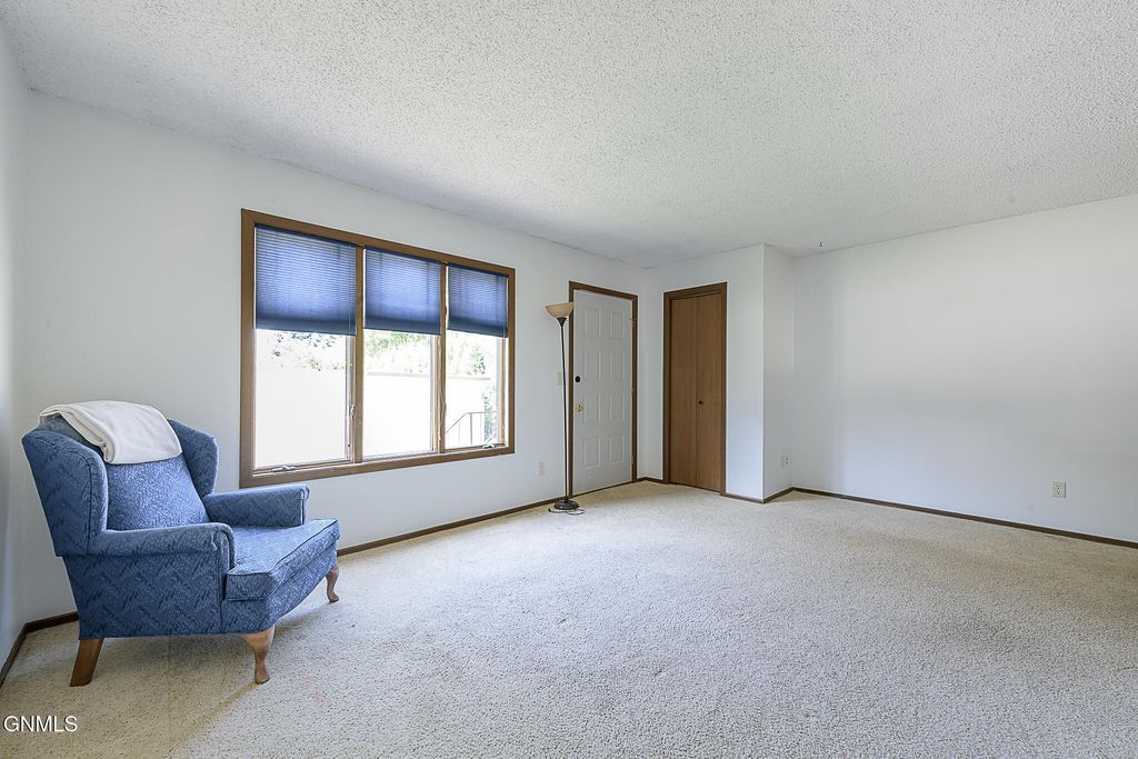 922 E Owens Avenue, Bismarck, ND 58501 photo 3
